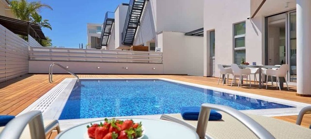 Sea-View Villa Private Pool & Rooftop Jacuzzi in Paralimni