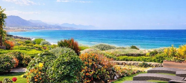 Seafront holiday home surrounded by nature, minutes from its private sandy beach in Tatlisu