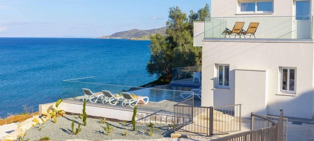 Seafront villa, infinity pool, stunning Views. in Pomos