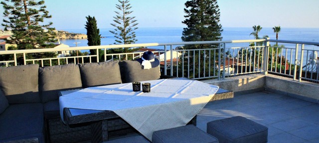 Seaview 4 Bedroom villa with pool in Paphos