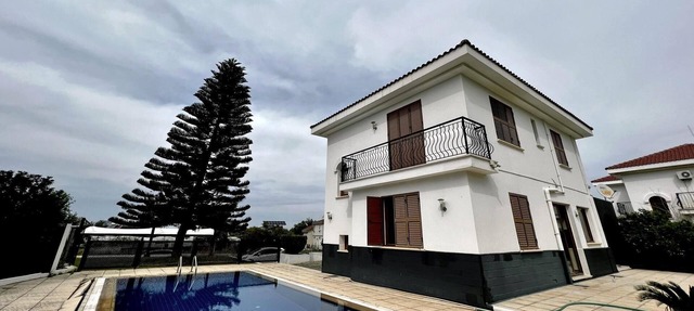 Separate Villa with Pool and Garden in Lefkosa in Girne
