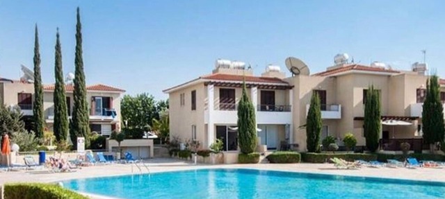 Spacious 2 bedroom townhouse, large pool, FREE WIFI in Paphos