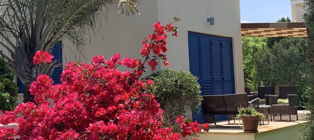 Spacious 3 bed , Private Pool, Large Peaceful Garden And Great Views in Coral Bay