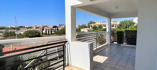 Spacious 3-bedroom apartment with private garden in Chloraka. in Chloraka