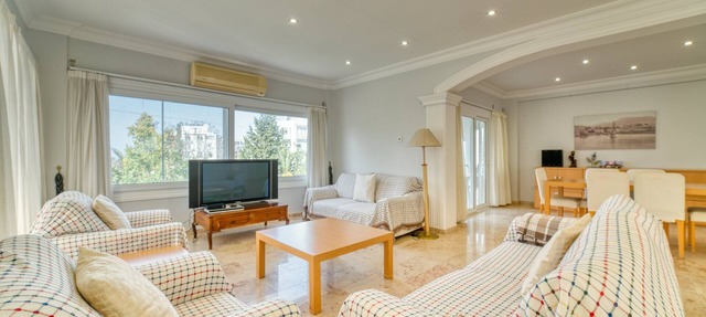 Spacious 3-bedroom apt., center of Kyrenia, sleeps 6, 5-star satisfaction rates in kyrenia