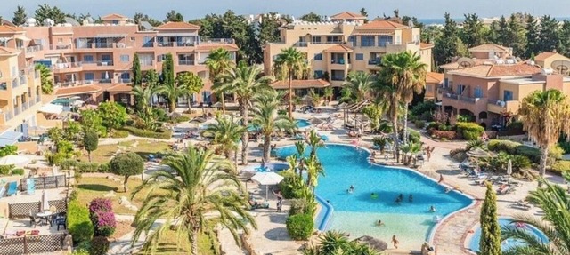 Stylish 2BR in Limnaria Gardens and short walk to beach, shops & Paphos Harbour in Pafos