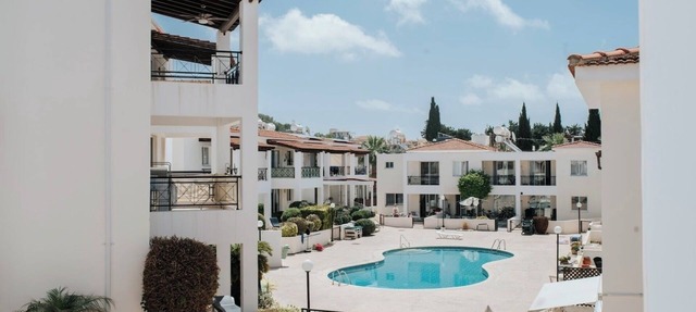 Sunny 2BR apartment with pool in quiet residential complex. in Paphos
