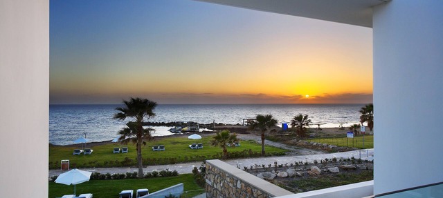 SUPERB BEACH FRONT modern villa with heated Pool, ideal for weddings (10) in Chorakas
