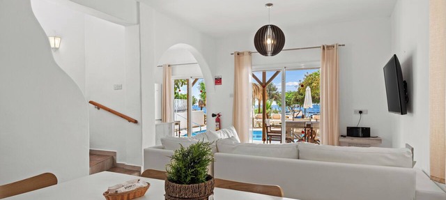 Thalassines Beach Villas in Sotira