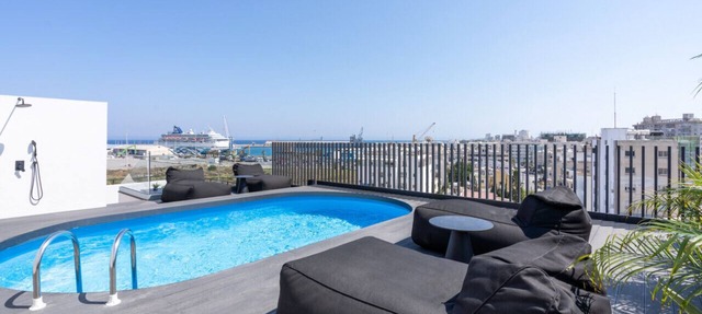 The Penthouse: 3BR Seaview-Private Pool in Larnaca in Cyprus - Larnaca