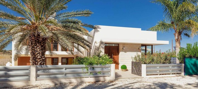 This is a beautiful villa centrally located in Polis, on the outskirts of the charming fishing villa in Polis