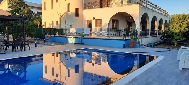 Traditional Cypriot 5 Bedroom Villa £290 per night. Family Friendly with pool. in Kyrenia