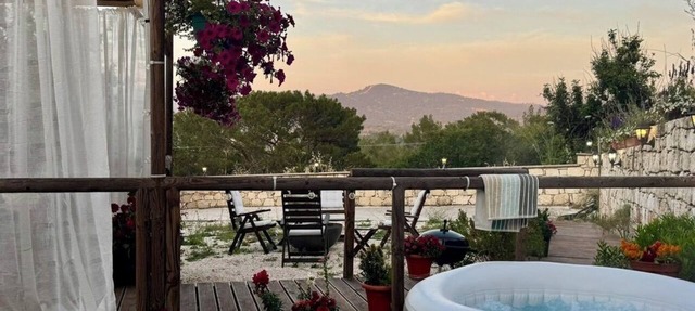 Two-Bedroom Woodland Cottage in Nature Reserve. 10 minutes to the sea and Polis in Lysos