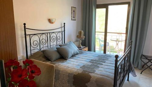 Two Flowers Hotel in Pedoulas