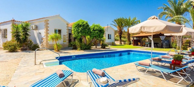 Villa Amorosa - Four Bedroom Villa, Sleeps 8 in Neo Chorio