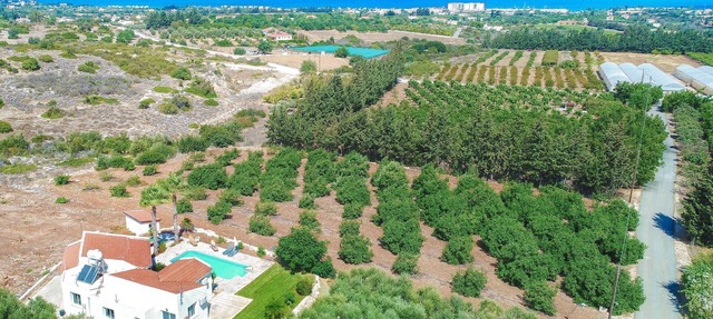 Villa Anthoullis - a single storey villa that sleeps 6 guests in 3 bedrooms in Latchi