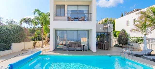 Villa Arum - a villa that sleeps 6 guests in 3 bedrooms in Latchi