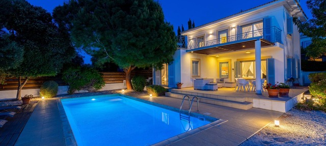 Villa Carob Tree - a villa that sleeps 6 guests in 3 bedrooms in Latchi