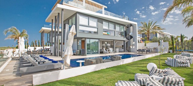 Villa Chana, Luxury 4BDR Villa with Private Pool, Hot Tub and Sea Views in Protaras