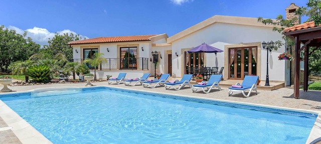 Villa Chariklia - Three Bedroom Villa, Sleeps 6 in Neo Chorio