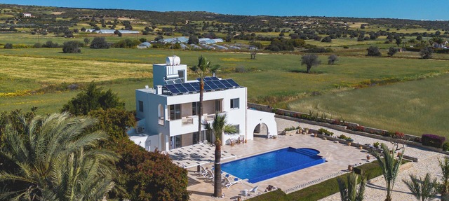 Villa Chrysta - Beachfront 5-Bed Villa With Stunning Pool in Agios Theodoros