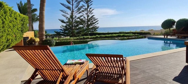 Villa del Mar - Beach Front with private Beach in Mazotos