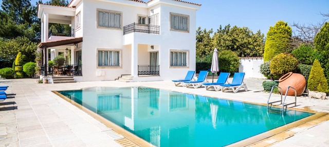 VILLA DEMETRA (4 ensuite bedrooms, Wi-Fi, stun. view, BBQ, Prv Swim. Pool) in Argaka