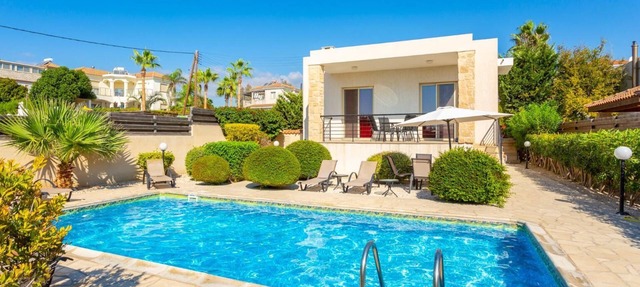 Villa Felice - Five Bedroom Villa, Sleeps 9 in Kissonerga