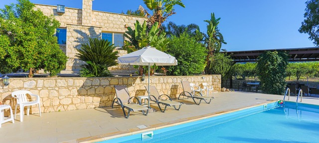 Villa Georgios Rafaela: Secluded, pool, Wifi, A/C, sleeps 10 in Goudi Polis