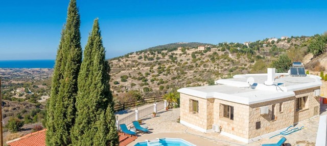 Villa Heaven - Three Bedroom Villa, Sleeps 6 in Peristerona