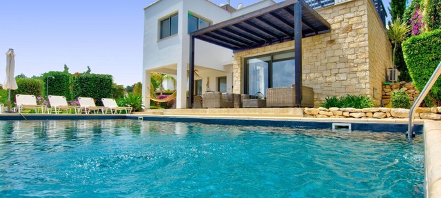 Villa Hillcrest - a villa that sleeps 6 guests in 3 bedrooms in Neo Chorio