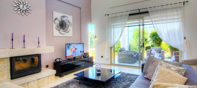 Villa Jacaranda - a villa that sleeps 6 guests in 3 bedrooms in Latchi