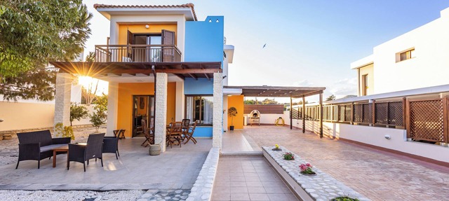 Villa Joan - 2 Bedroom Villa Steps Away From The Beach in Aytotoro Larnaka