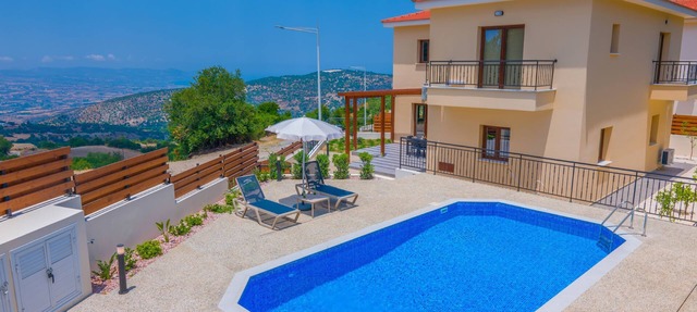 Villa Kerastis: Modern Holiday Villa Rental, Large Pool, Views, WiFi, A/C in Meladeia