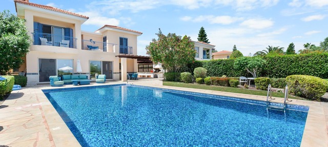 Villa Latchi Beach View - a villa that sleeps 6 guests in 3 bedrooms in Latchi