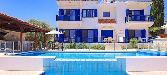 Villa Mandalarosa, Latchi - a villa that sleeps 8 guests in 3 bedrooms in Polis