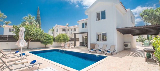 Villa Mandy, Modern 3BDR Protaras Villa with Pool, Short Walk to all Amenities in Protaras