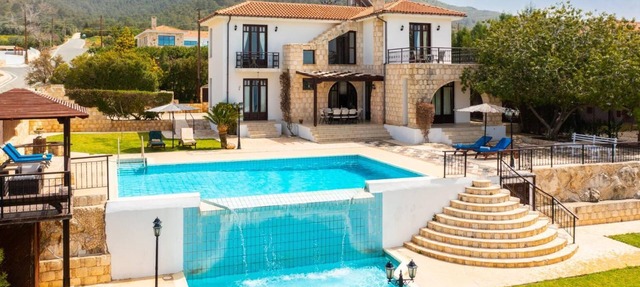 Villa Minoas - Four Bedroom Villa, Sleeps 10 in Argaka