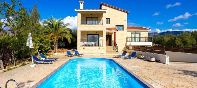 Villa Morpho - Four Bedroom Villa, Sleeps 8 in Peyia