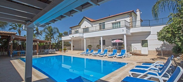 Villa Nekta - Luxury 5 Bedroom Villa with Great Pool Area in Paralimni