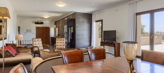 Villa Nicodemus - Four Bedroom Resort, Sleeps 8 in Kouklia