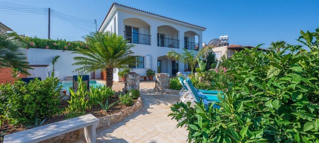 Villa Nikita - a villa that sleeps 6 guests in 3 bedroom in Argaka