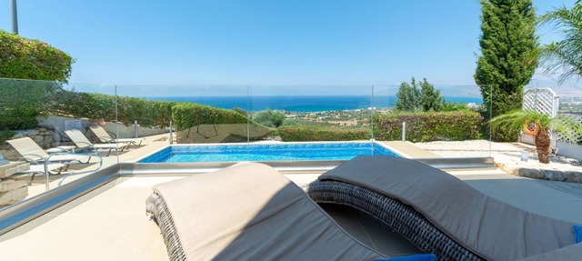 Villa Olivia - a villa that sleeps 6 guests in 3 bedrooms in Latchi