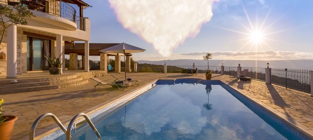 Villa Peristerona Hills - A Secluded Stone Built villa that sleeps 6 guests in 3 bedrooms in Peristerona