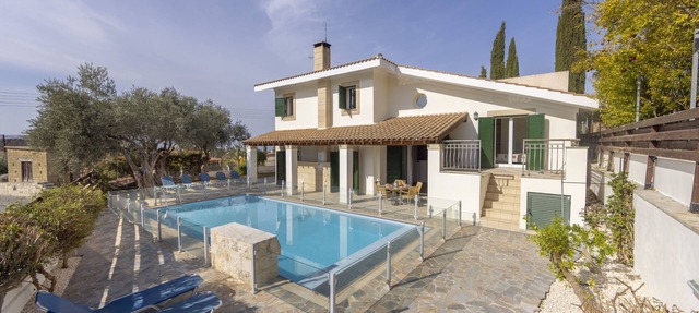 Villa Rhodia: village location, pool, Wifi, A/C, sleeps 10 in Steni