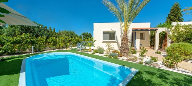 Villa Seascape - a villa that sleeps 6 guests in 3 bedrooms in Latchi