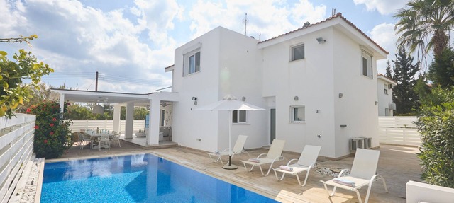 Villa Serafi, Stunning 5BDR Kapparis Villa with Private Pool, Close to the Beach in Paralimni