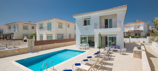 Villa Shaye, Stunning 4BDR Seafront Protaras Villa in Protaras