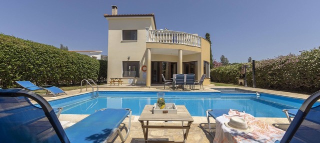 Villa Tsikkos Tria: Beachfront premium location, private pool, A/C in Argaka