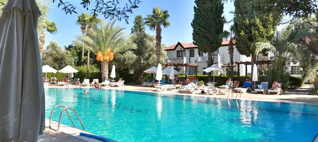 Villa w Pool, Garden and Patio by Beach in Kyrenia in Charkeia